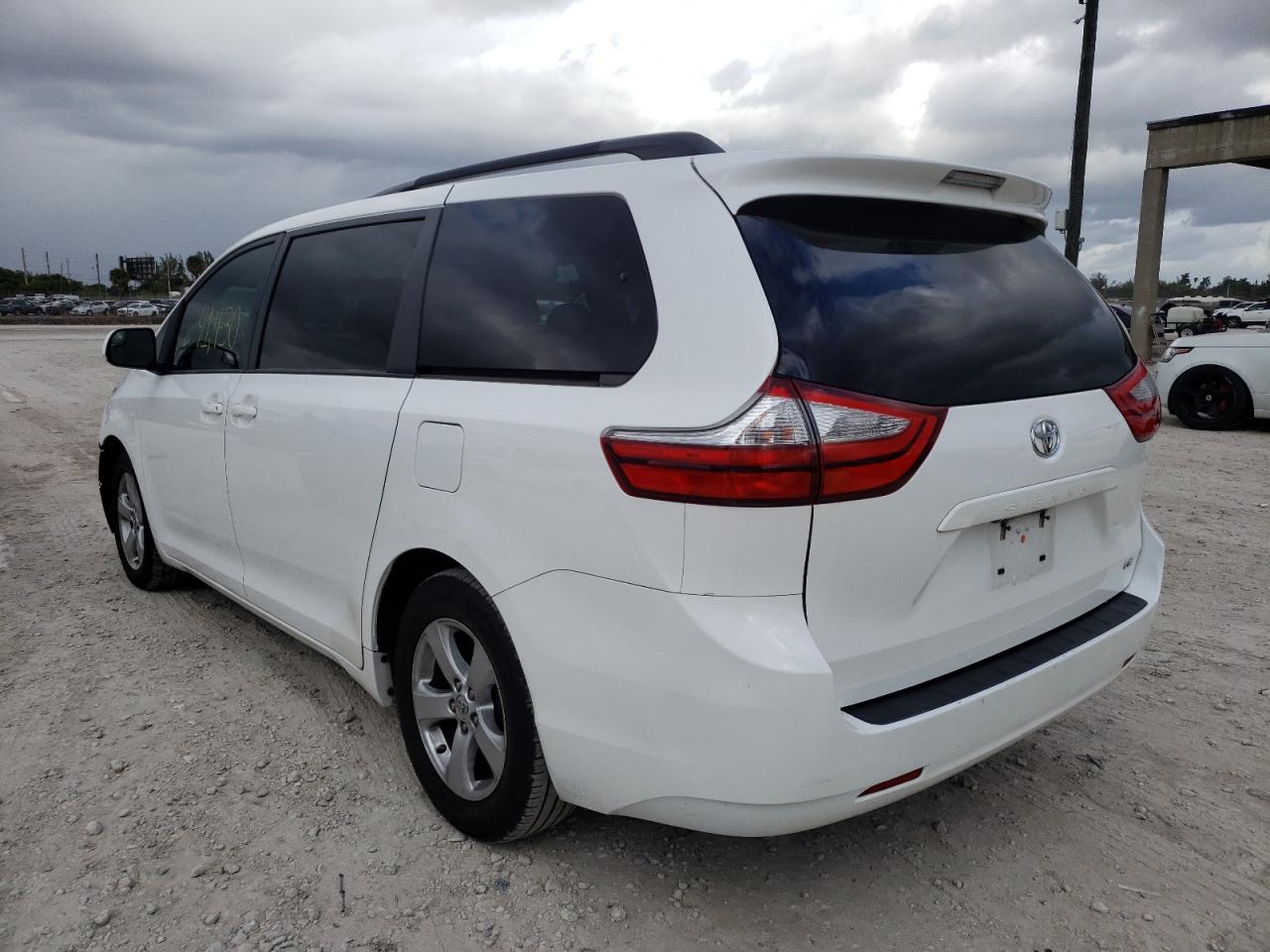 Photo 3 from auction – 2017 TOYOTA SIENNA LE with VIN 5TDKZ3DC0HS865614