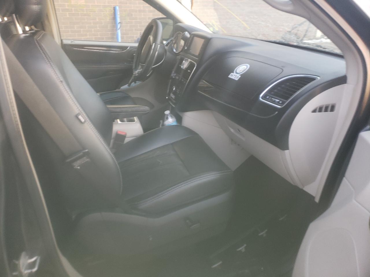 Photo 5 from auction – 2012 CHRYSLER TOWN & COU with VIN 2C4RC1BG4CR188403
