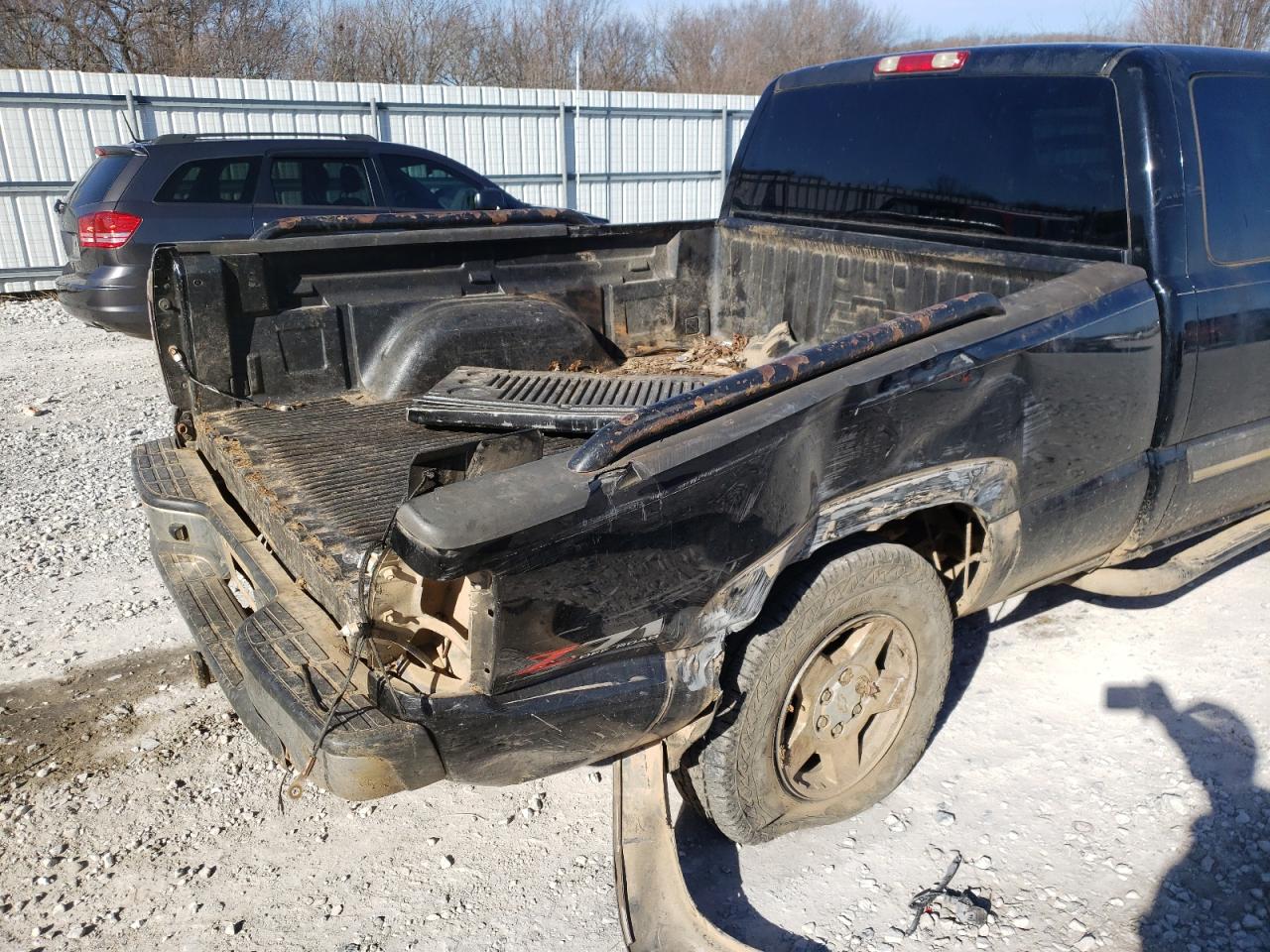 Photo 9 from auction – 2004 CHEVROLET SILVERADO with VIN 2GCEK19T741274213