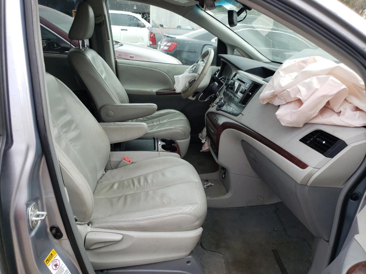 Photo 5 from auction – 2011 TOYOTA SIENNA XLE with VIN 5TDYK3DC2BS084101