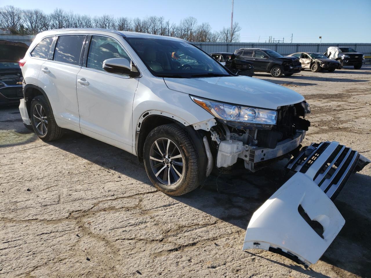 TOYOTA HIGHLANDER 2017 with VIN 5TDJZRFH3HS401661 - Photo from auction