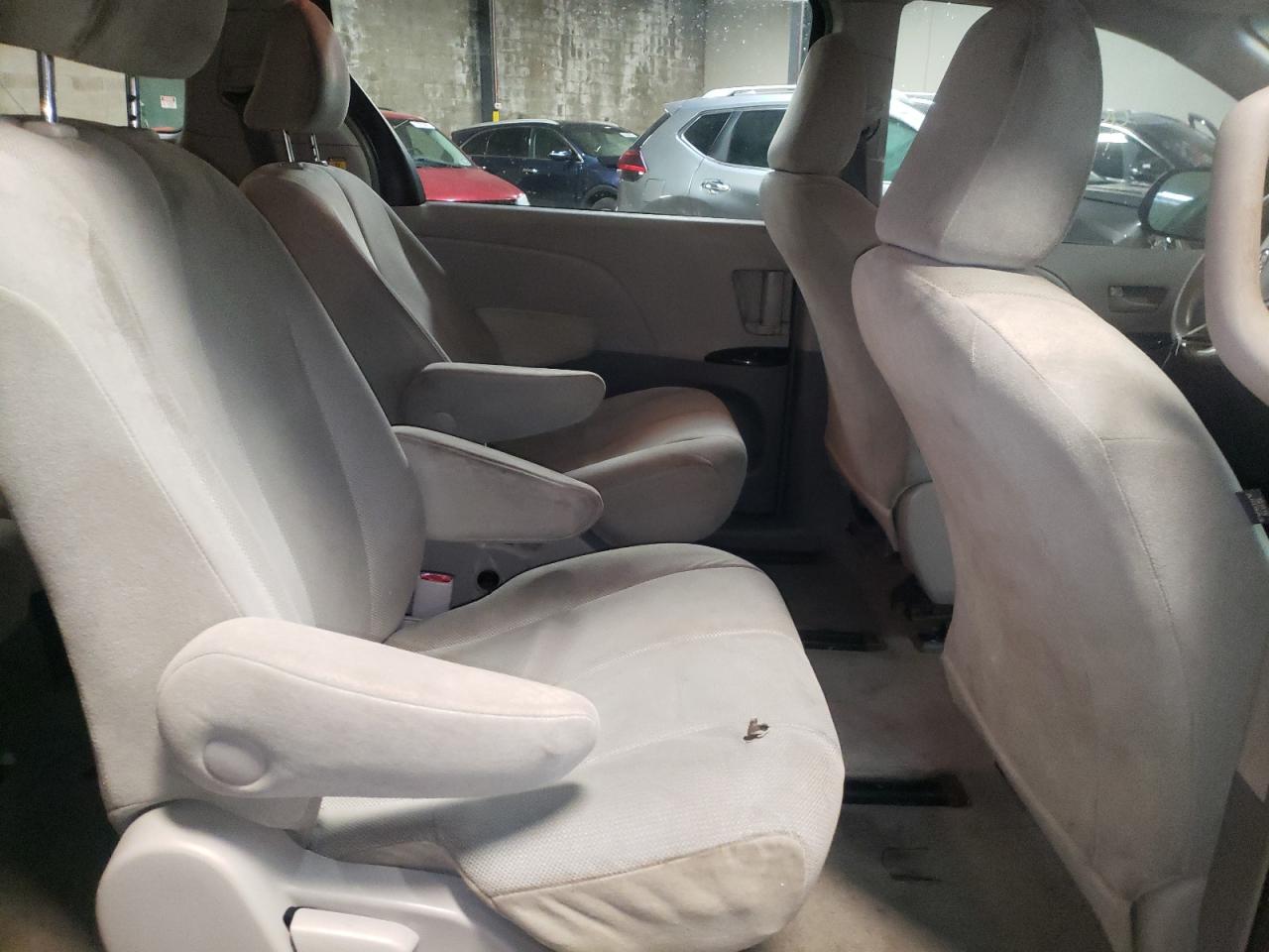 Photo 6 from auction – 2011 TOYOTA SIENNA BAS with VIN 5TDKA3DC3BS002207