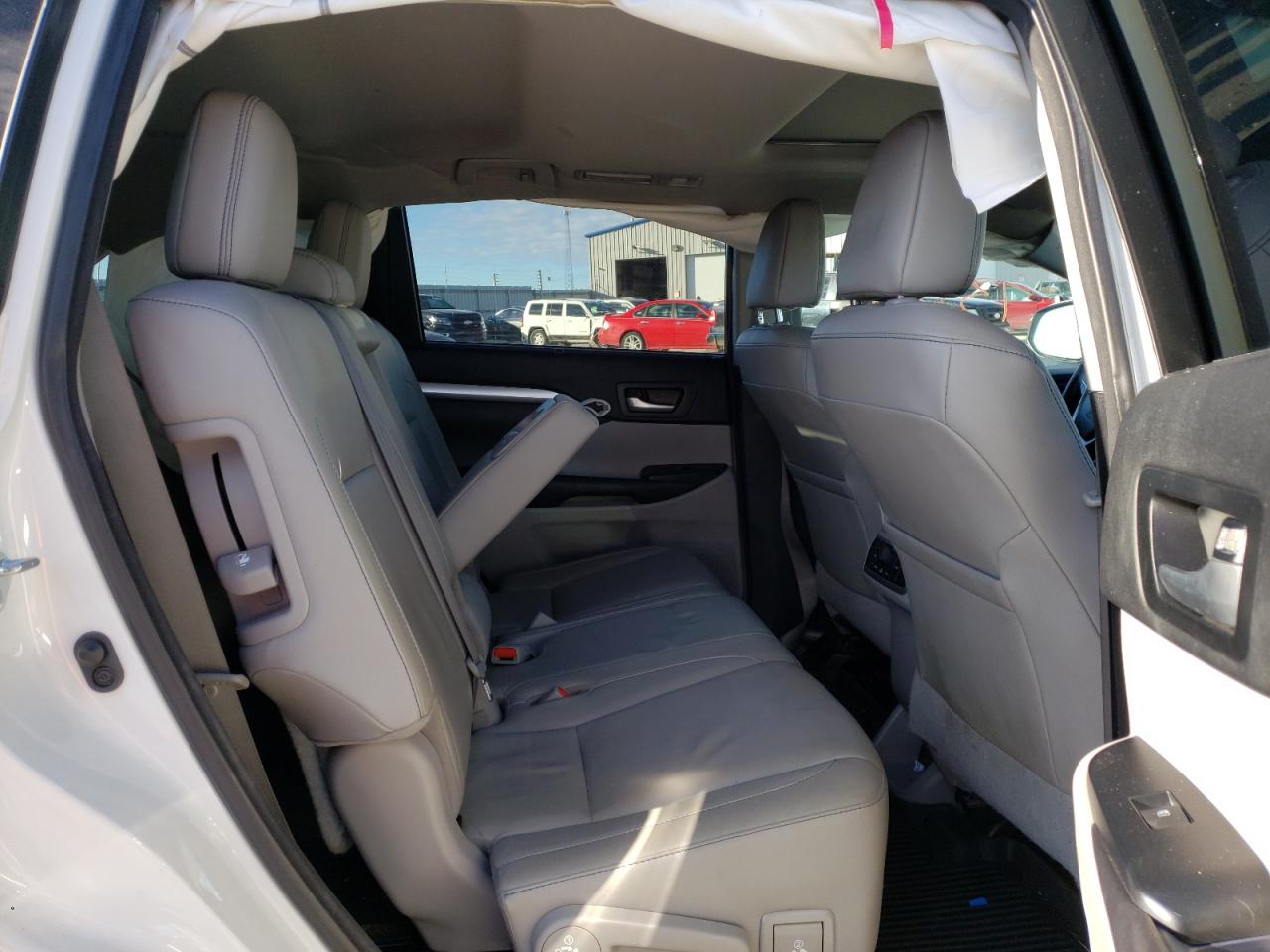 Photo 6 from auction – 2017 TOYOTA HIGHLANDER with VIN 5TDJZRFH3HS401661