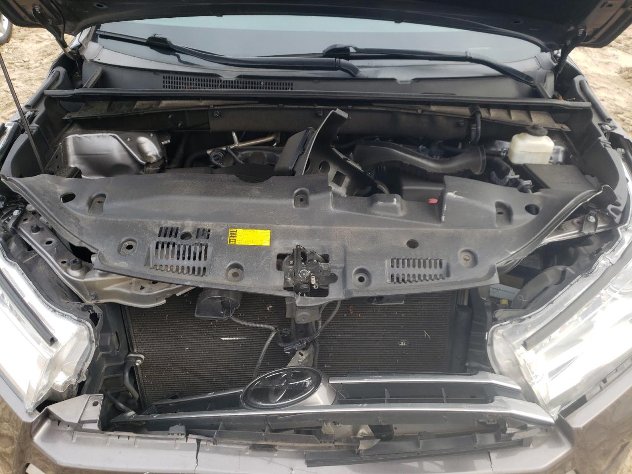 Photo 7 from auction – 2017 TOYOTA HIGHLANDER with VIN 5TDKZRFHXHS526192