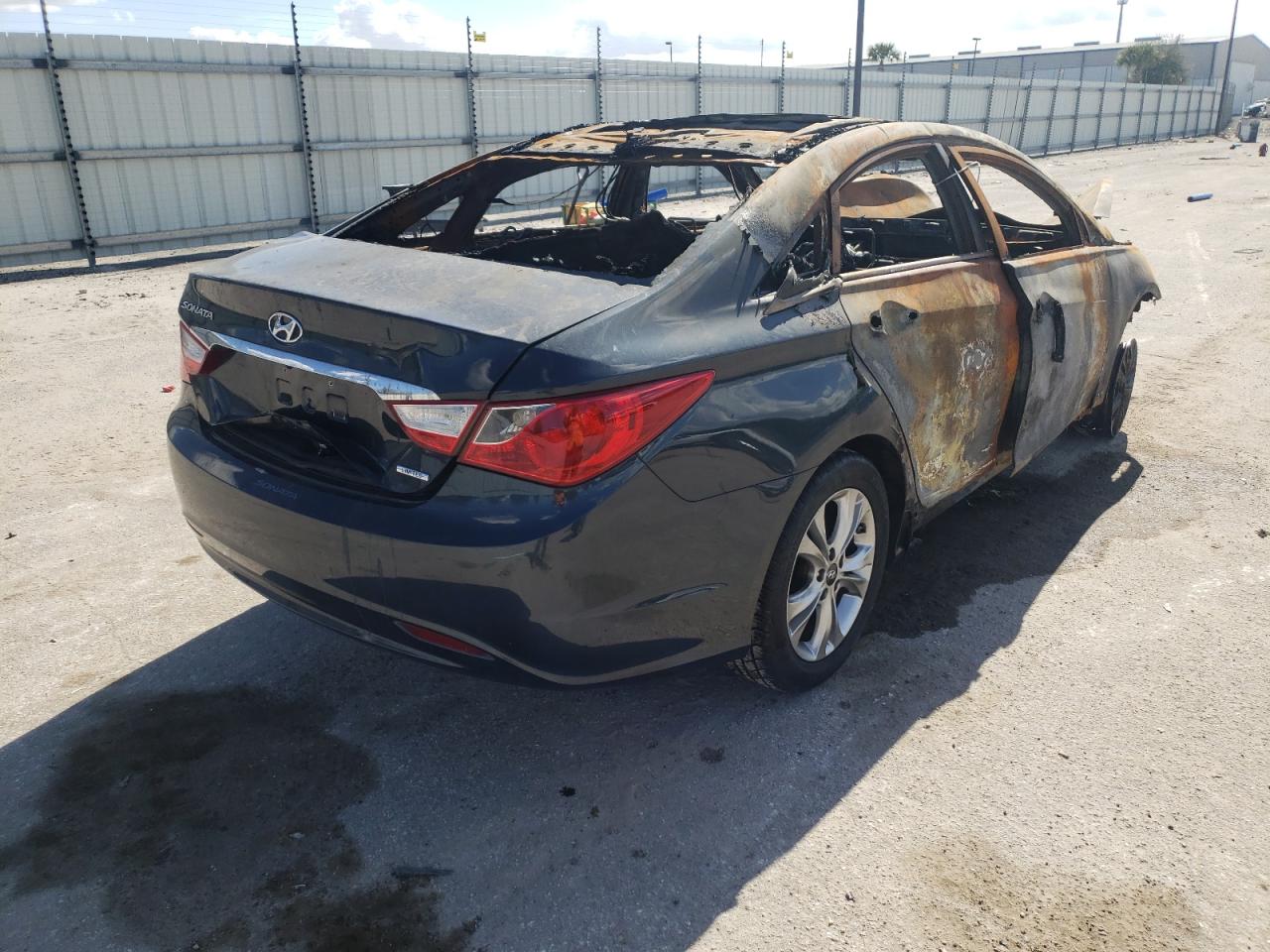 Photo 4 from auction – 2013 HYUNDAI SONATA SE with VIN 5NPEC4AC4DH528551