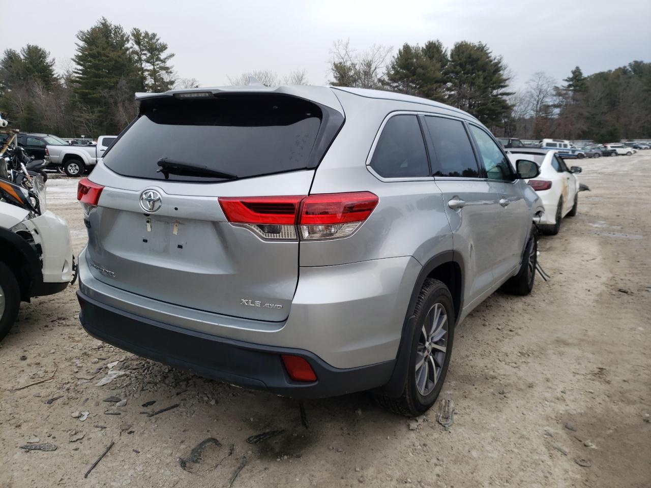 Photo 4 from auction – 2018 TOYOTA HIGHLANDER with VIN 5TDJZRFH9JS813007