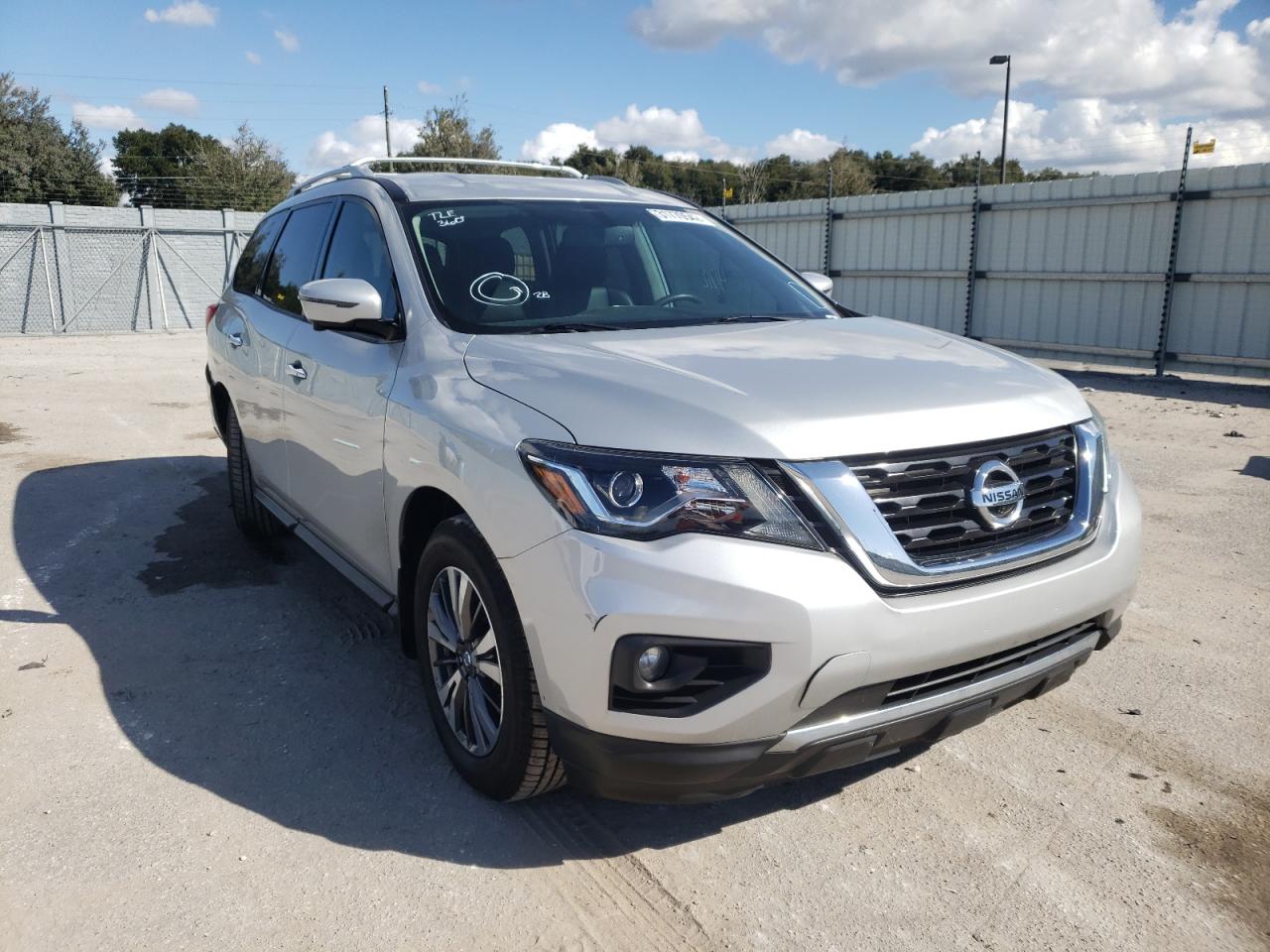 NISSAN PATHFINDER 2017 with VIN 5N1DR2MN2HC904446 - Photo from auction