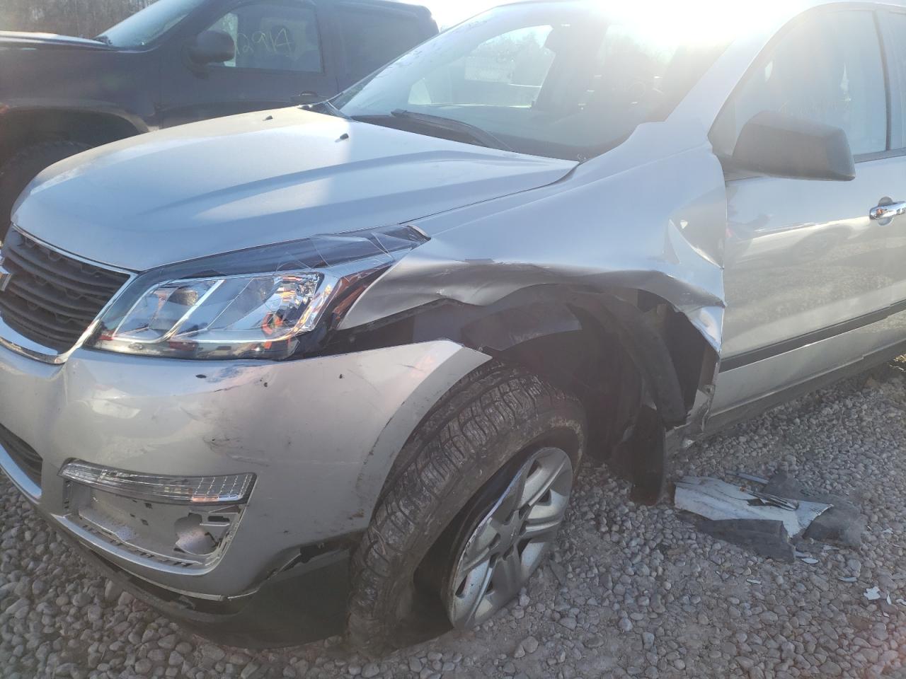 Photo 9 from auction – 2017 CHEVROLET TRAVERSE L with VIN 1GNKRFKDXHJ347463