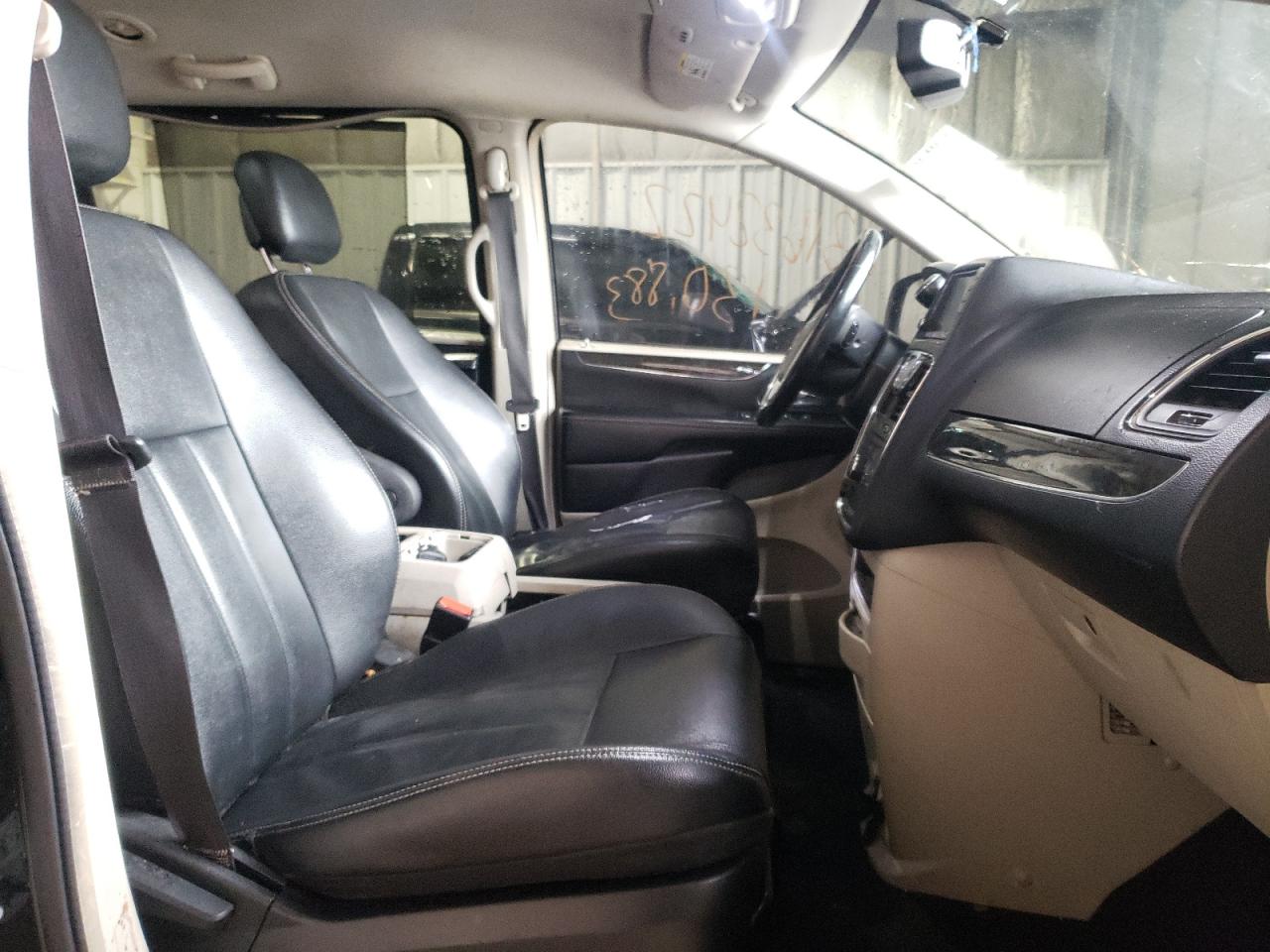 Photo 5 from auction – 2015 CHRYSLER TOWN & COU with VIN 2C4RC1BG3FR662930