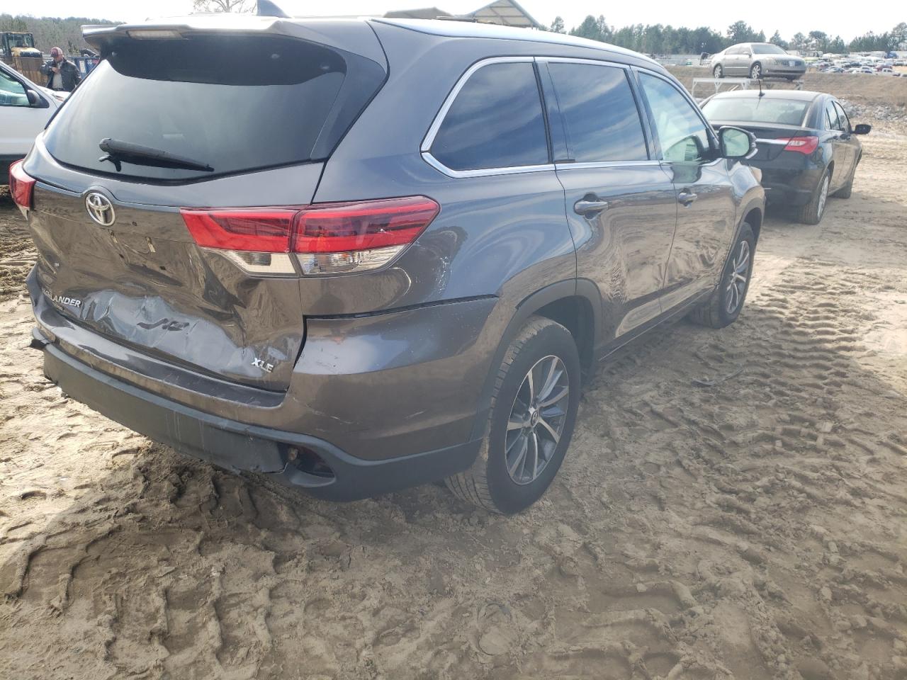 Photo 4 from auction – 2017 TOYOTA HIGHLANDER with VIN 5TDKZRFHXHS526192
