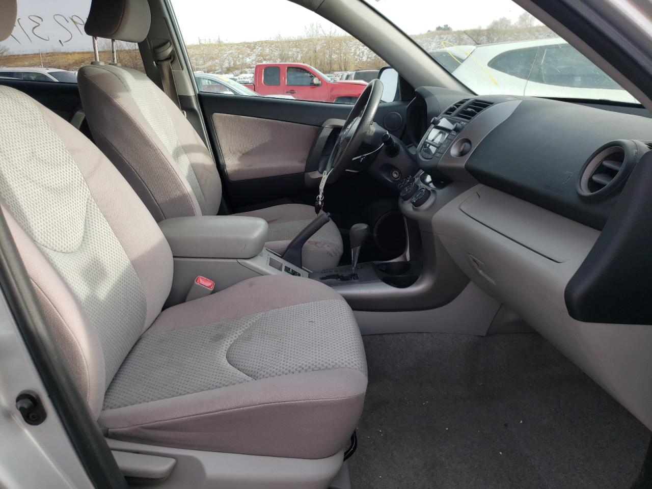 Photo 5 from auction – 2006 TOYOTA RAV4 with VIN JTMBD33V366011019