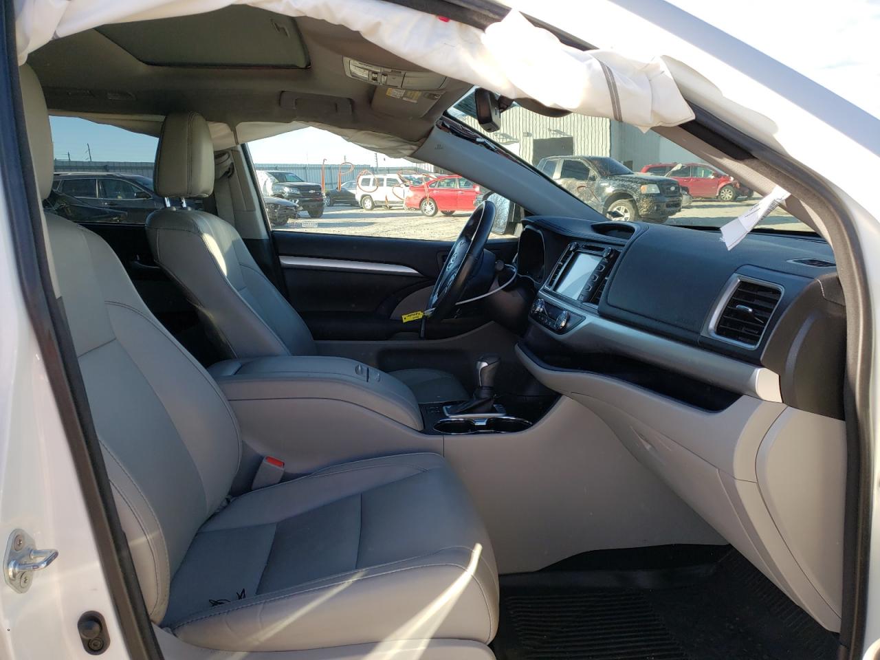 Photo 5 from auction – 2017 TOYOTA HIGHLANDER with VIN 5TDJZRFH3HS401661