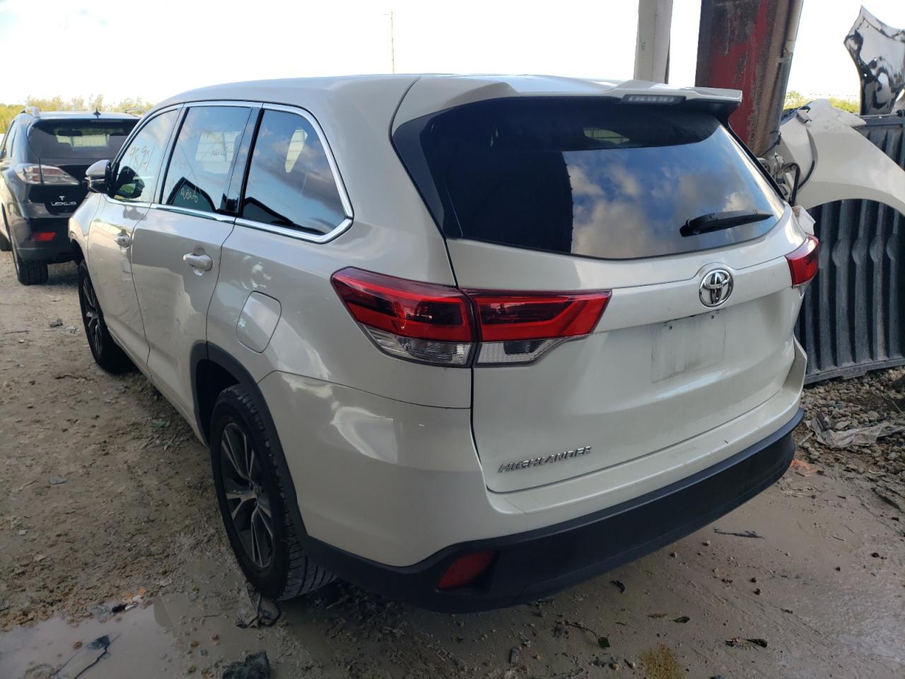 Photo 3 from auction – 2017 TOYOTA HIGHLANDER with VIN 5TDZARFH9HS031911