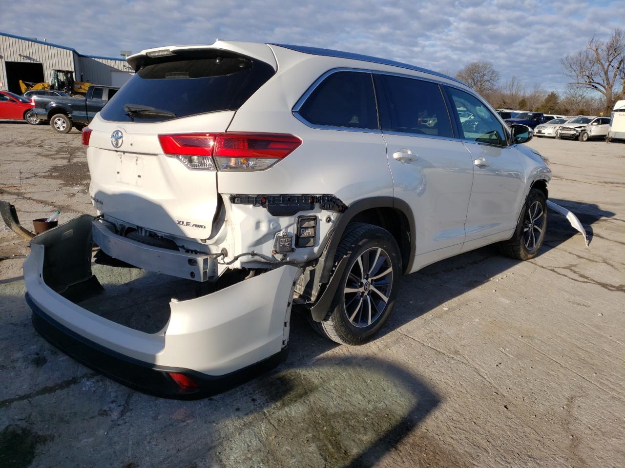 Photo 4 from auction – 2017 TOYOTA HIGHLANDER with VIN 5TDJZRFH3HS401661
