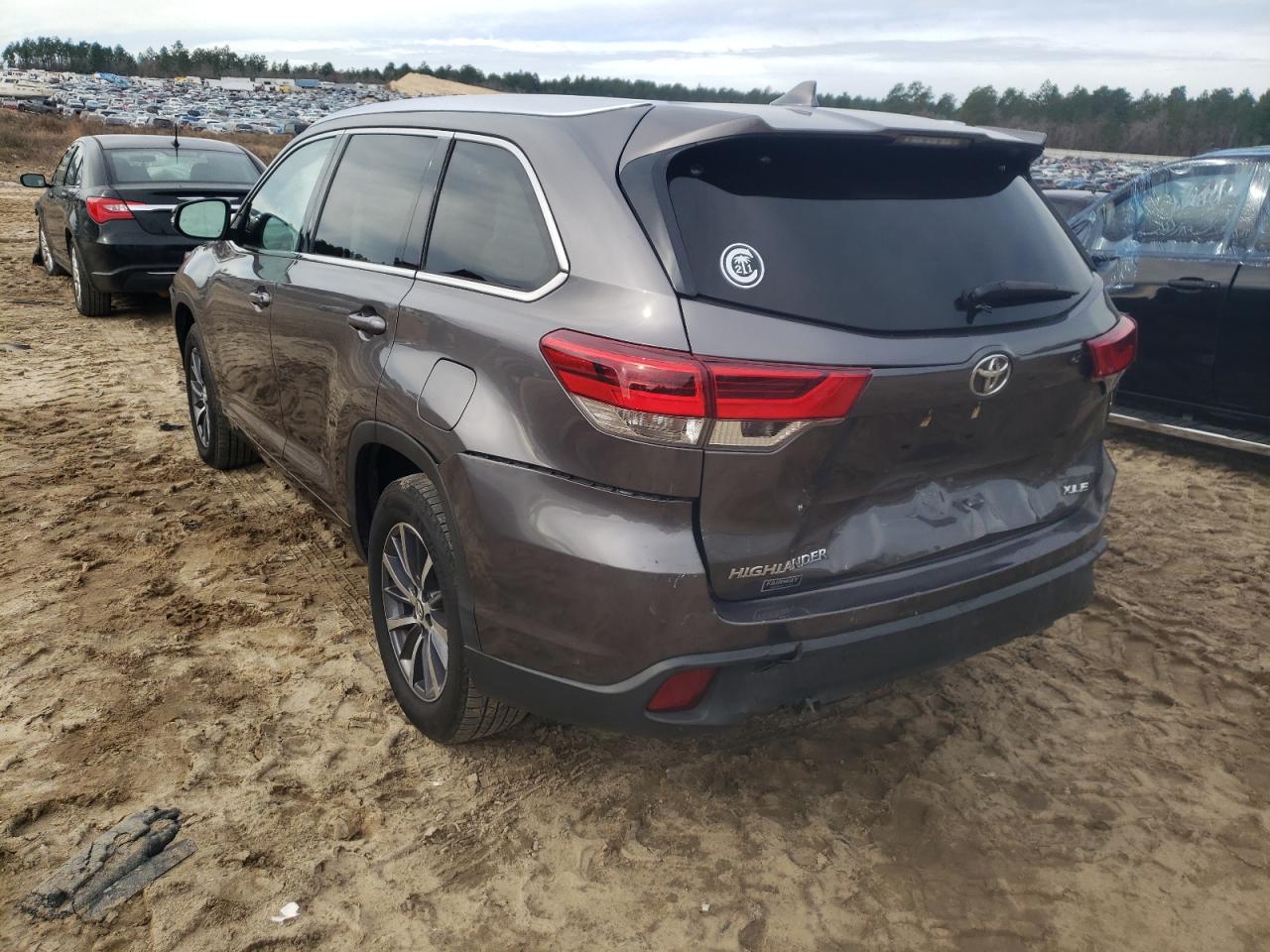 Photo 3 from auction – 2017 TOYOTA HIGHLANDER with VIN 5TDKZRFHXHS526192