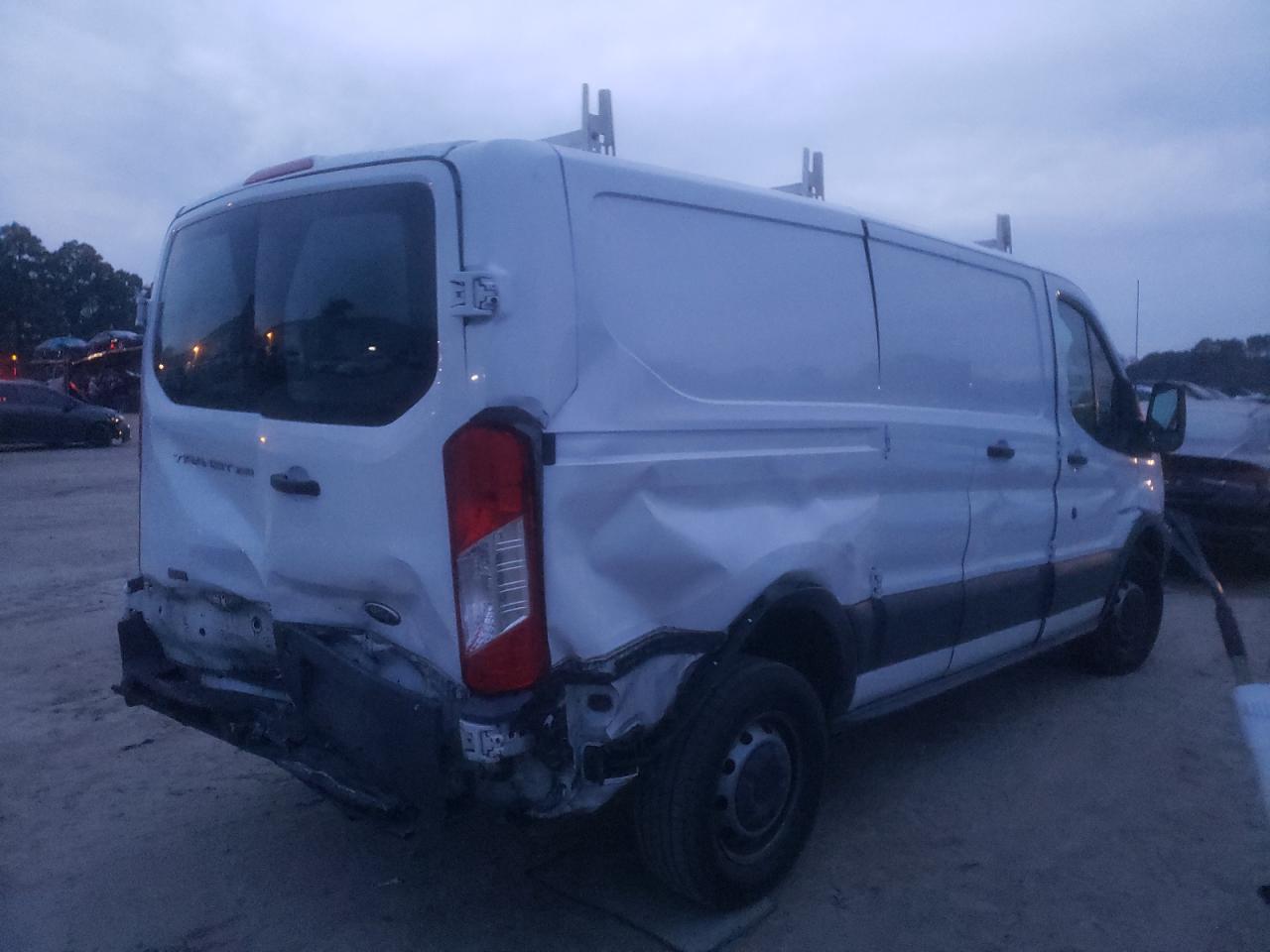 Photo 4 from auction – 2017 FORD TRANSIT T- with VIN 1FTYR1ZM6HKA36313