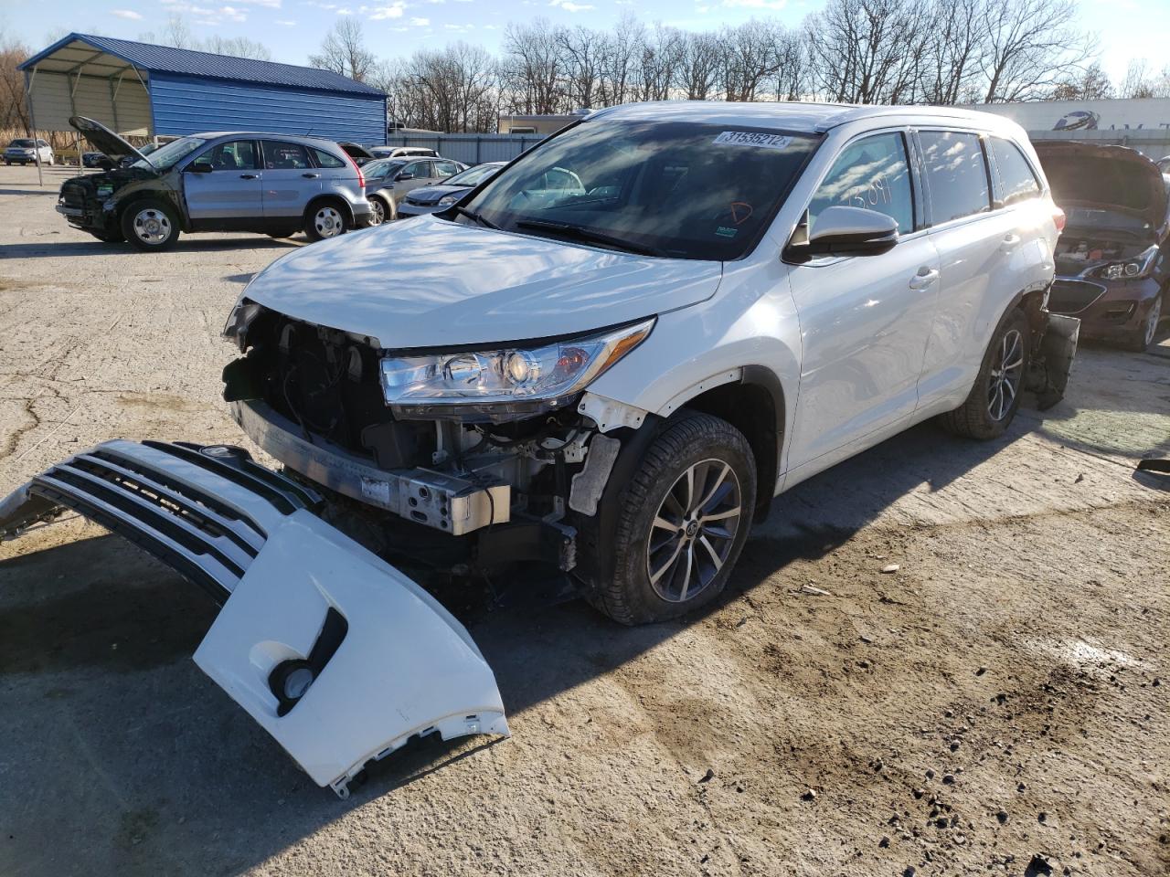 Photo 2 from auction – 2017 TOYOTA HIGHLANDER with VIN 5TDJZRFH3HS401661