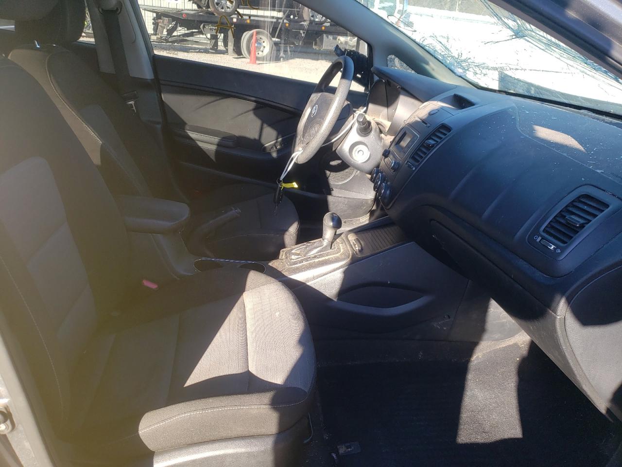 Photo 5 from auction – 2016 KIA FORTE LX with VIN KNAFK5A89G5620894