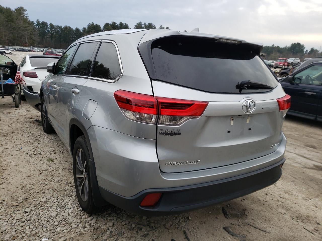 Photo 3 from auction – 2018 TOYOTA HIGHLANDER with VIN 5TDJZRFH9JS813007