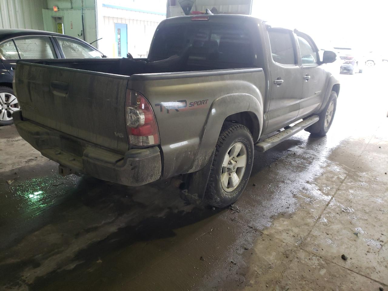Photo 4 from auction – 2015 TOYOTA TACOMA DOU with VIN 5TFLU4EN2FX143271