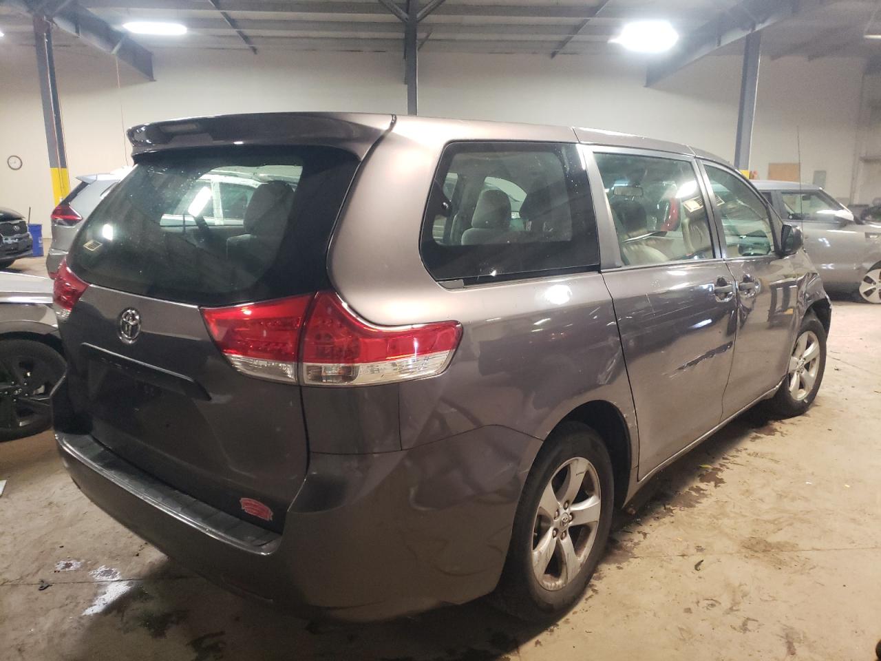 Photo 4 from auction – 2011 TOYOTA SIENNA BAS with VIN 5TDKA3DC3BS002207