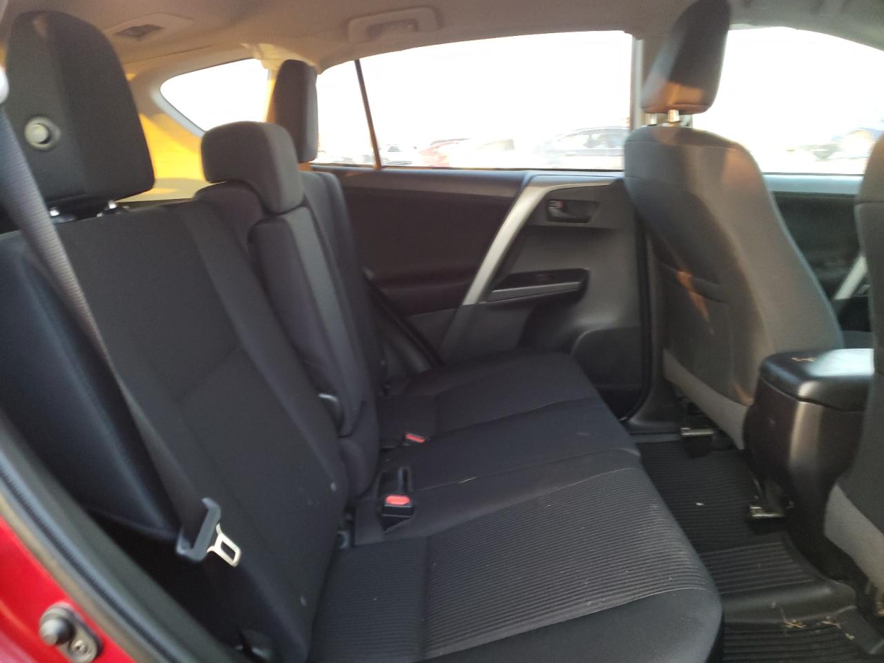 Photo 6 from auction – 2018 TOYOTA RAV4 LE with VIN 2T3BFREV3JW833501