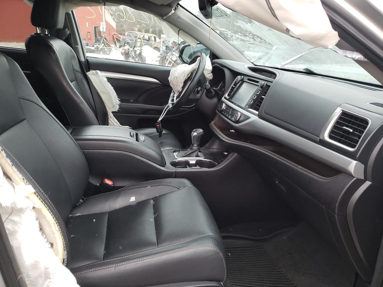 Photo 5 from auction – 2018 TOYOTA HIGHLANDER with VIN 5TDJZRFH9JS813007