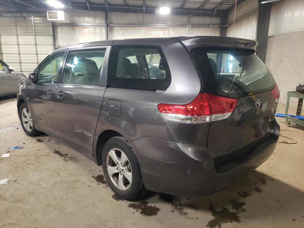Photo 3 from auction – 2011 TOYOTA SIENNA BAS with VIN 5TDKA3DC3BS002207