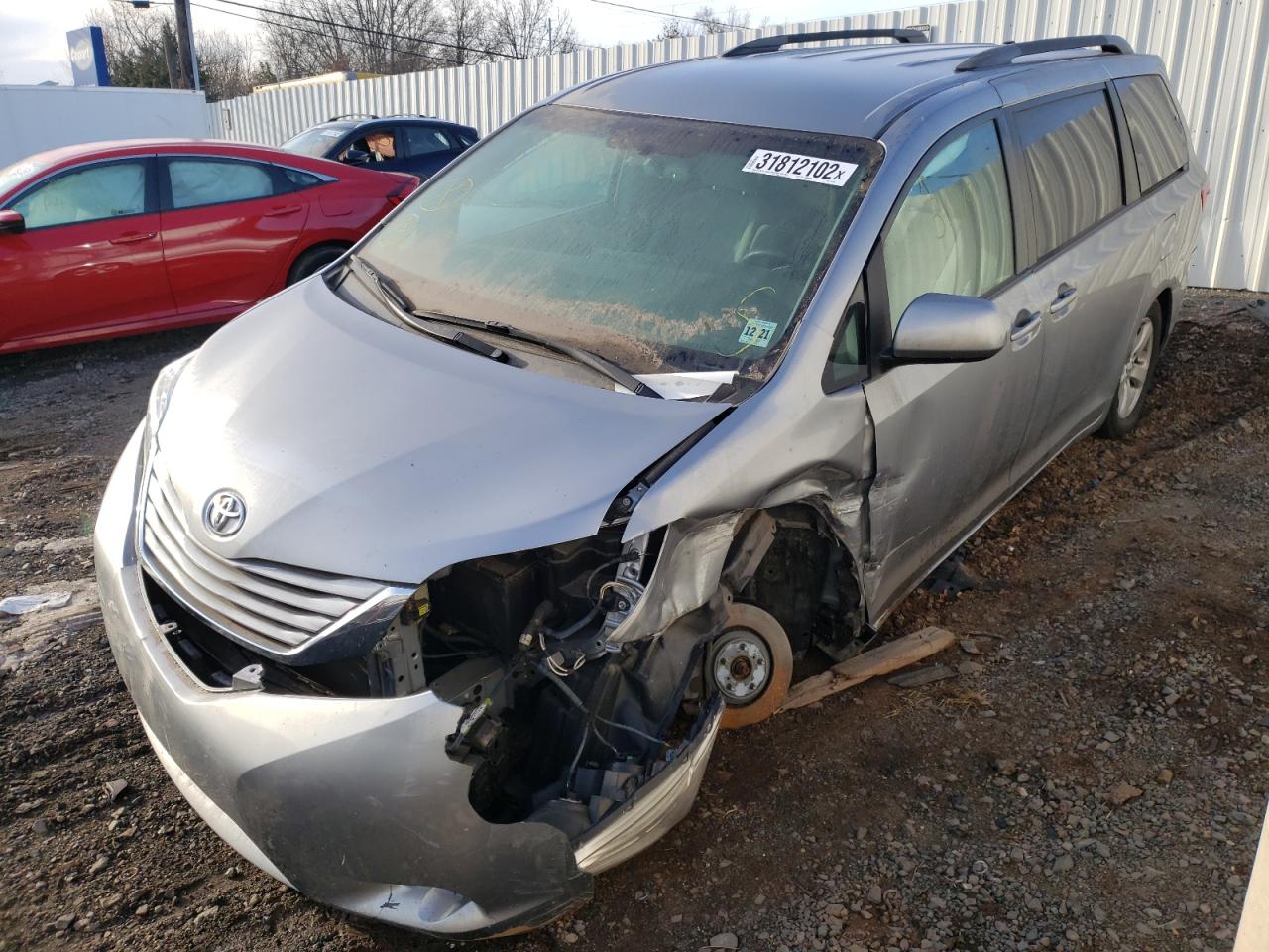 Photo 2 from auction – 2017 TOYOTA SIENNA LE with VIN 5TDKZ3DC8HS787518