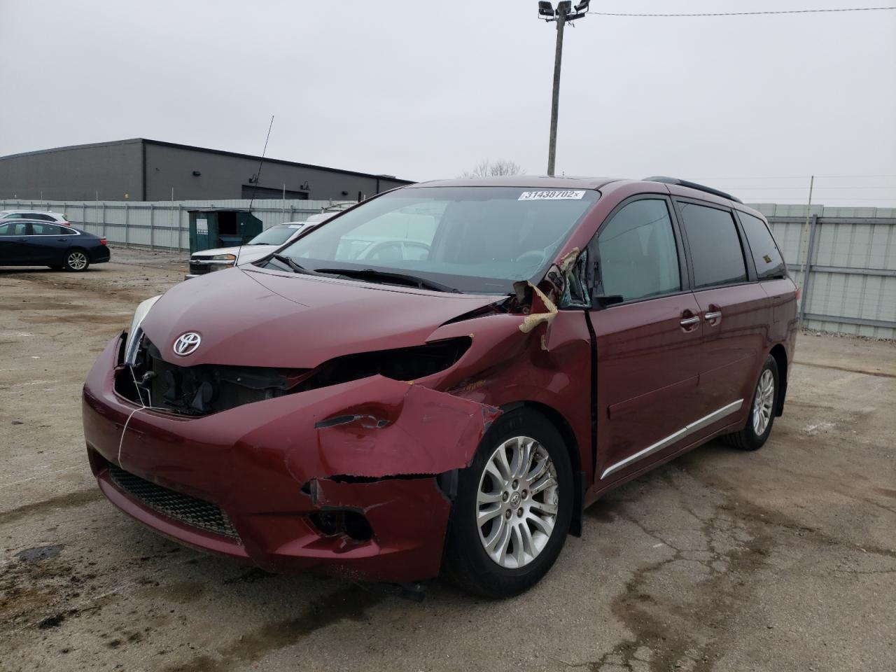 Photo 2 from auction – 2014 TOYOTA SIENNA XLE with VIN 5TDYK3DC8ES495247