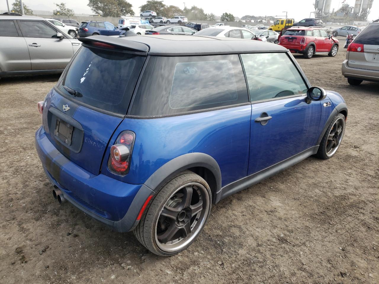 Photo 4 from auction – 2005 MINI COOPER S with VIN WMWRE334X5TD95058
