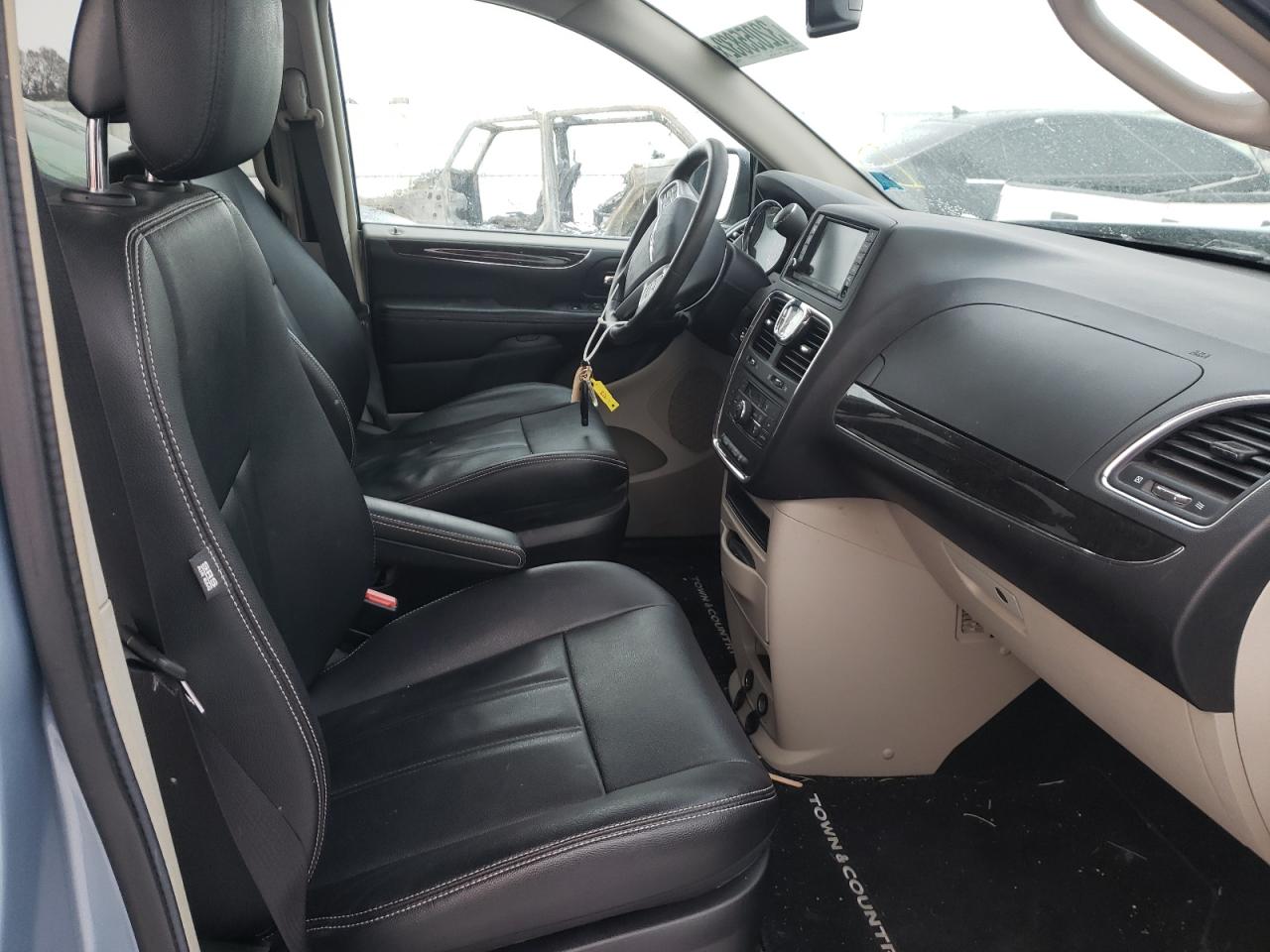 Photo 5 from auction – 2016 CHRYSLER TOWN & COU with VIN 2C4RC1BG5GR208535