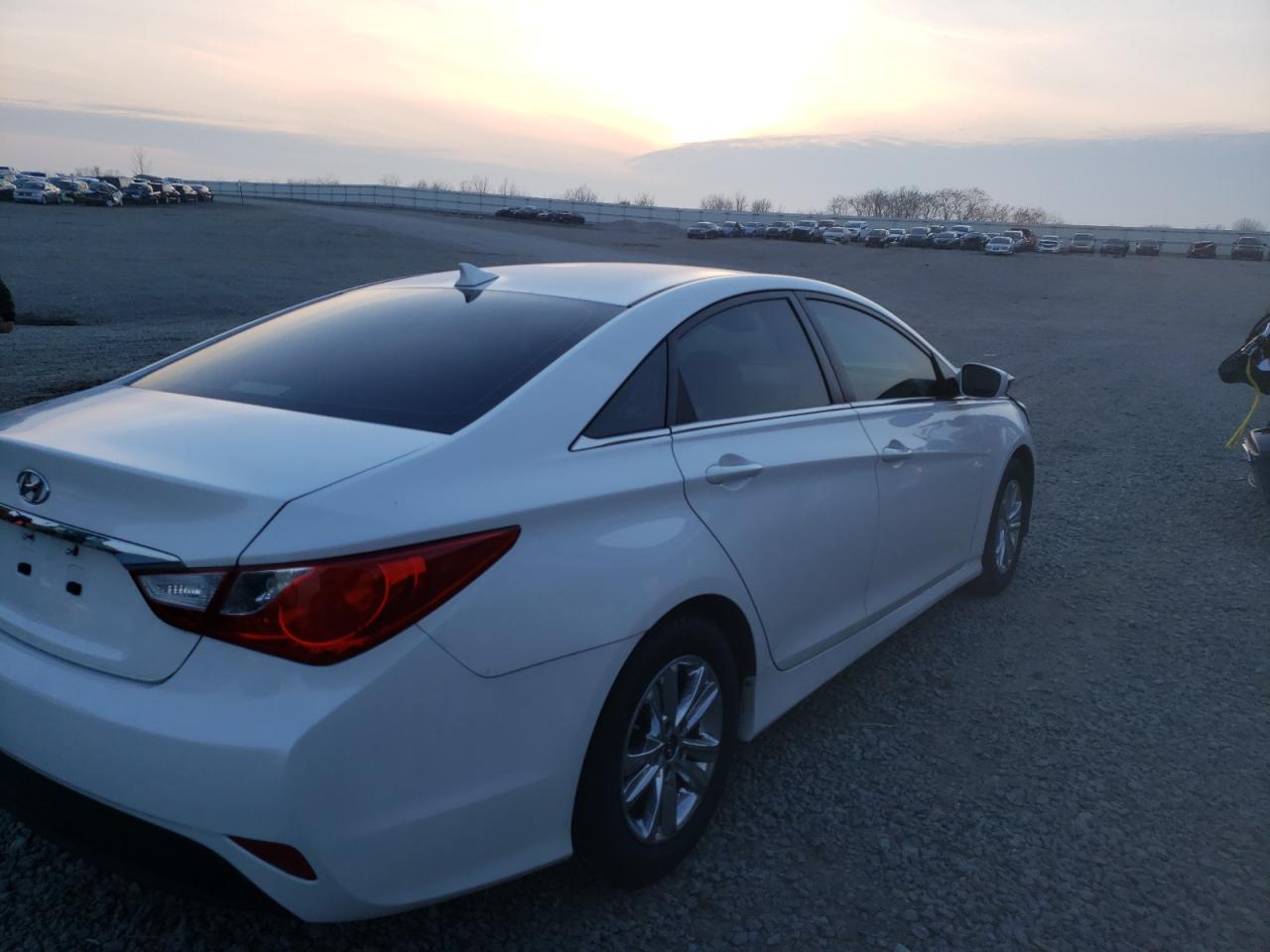 Photo 4 from auction – 2014 HYUNDAI SONATA GLS with VIN 5NPEB4AC2EH916379