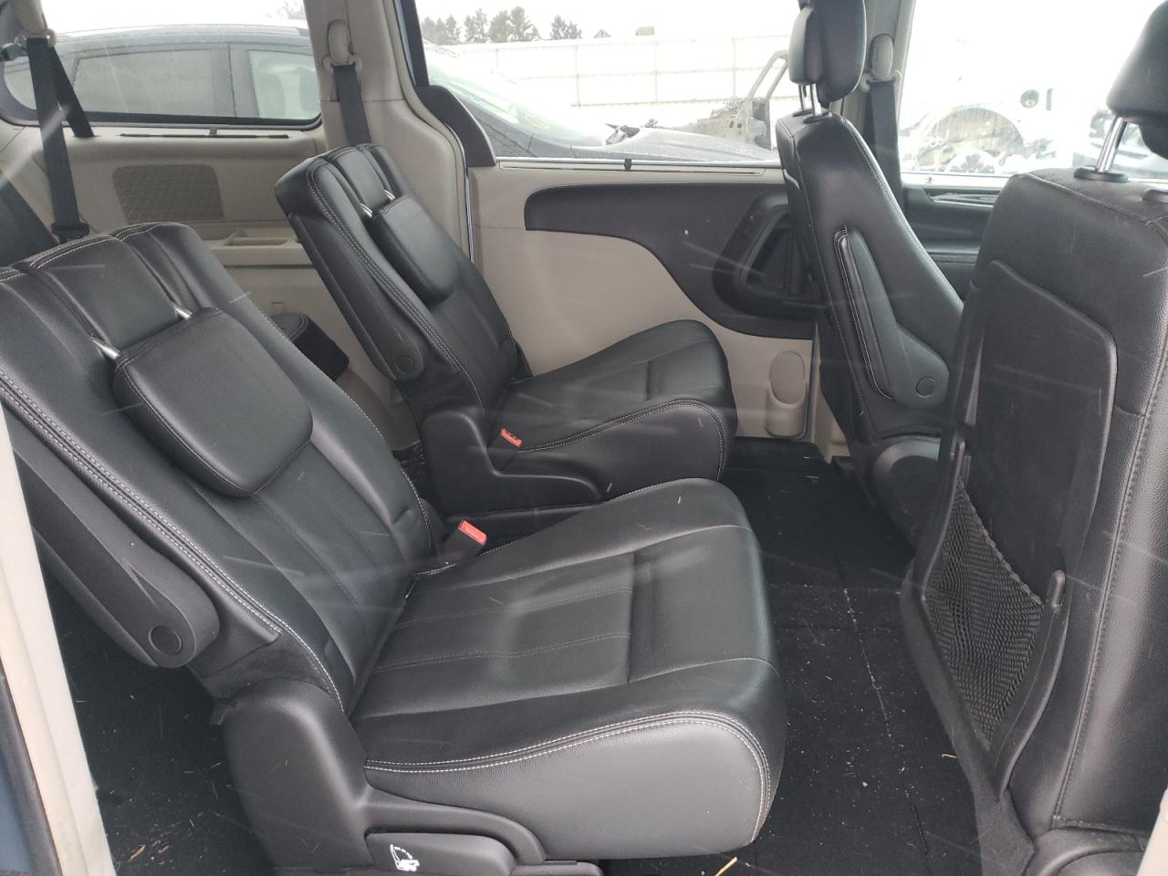 Photo 6 from auction – 2016 CHRYSLER TOWN & COU with VIN 2C4RC1BG5GR208535