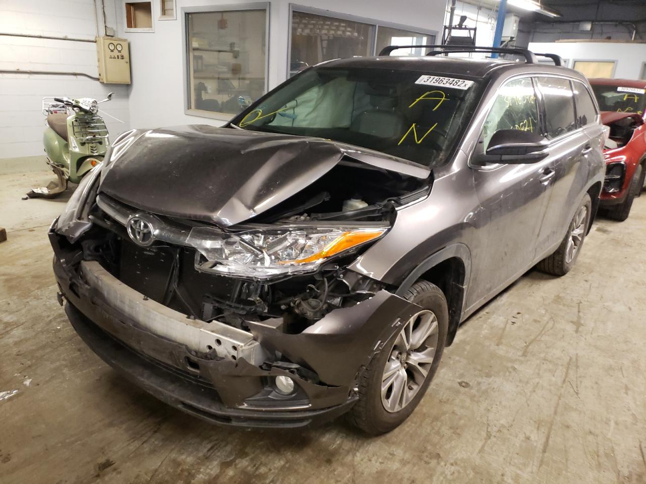 Photo 2 from auction – 2015 TOYOTA HIGHLANDER with VIN 5TDBKRFH0FS128247