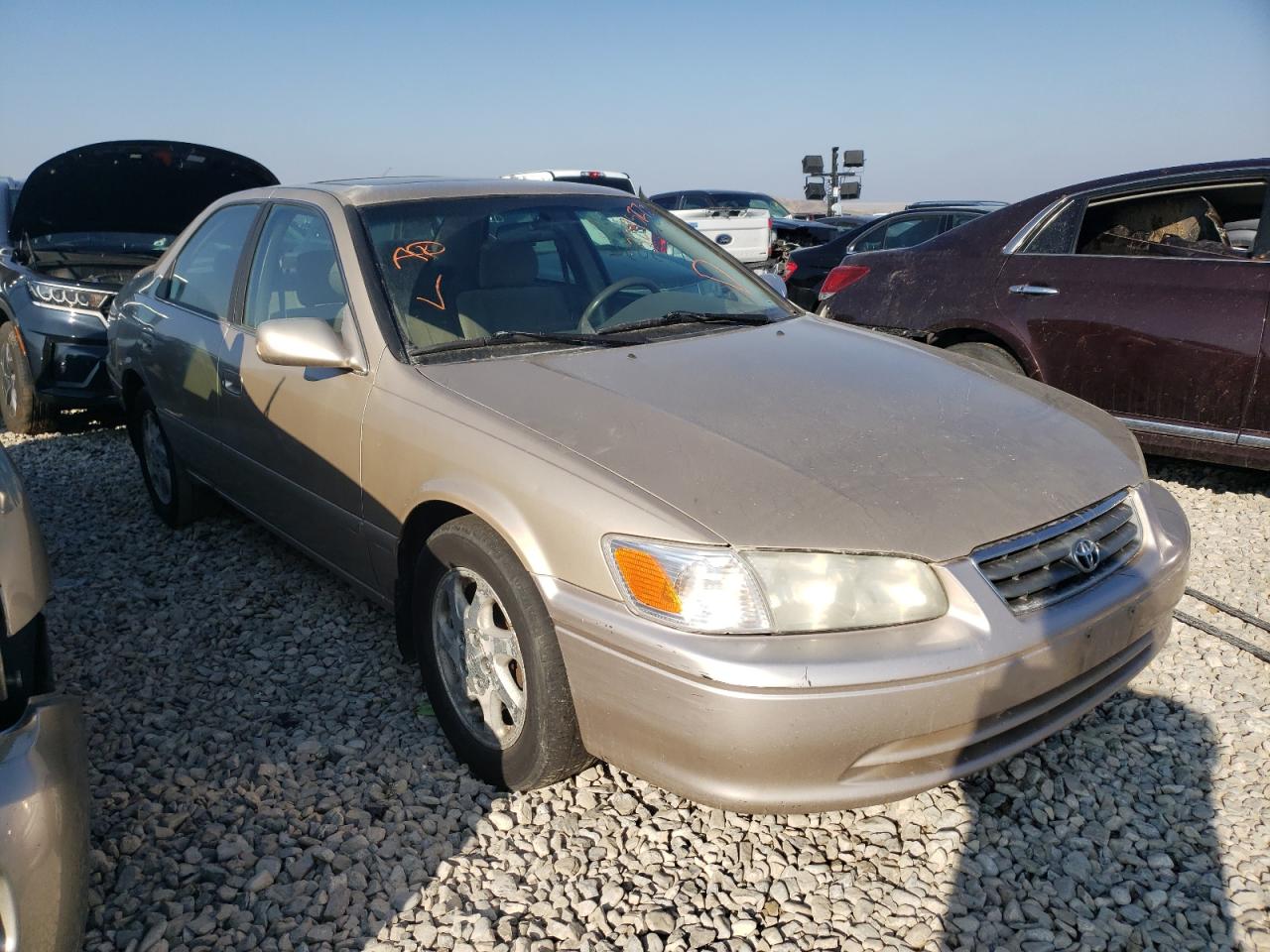 TOYOTA CAMRY LE 2000 with VIN JT2BF28K2Y0256430 - Photo from auction