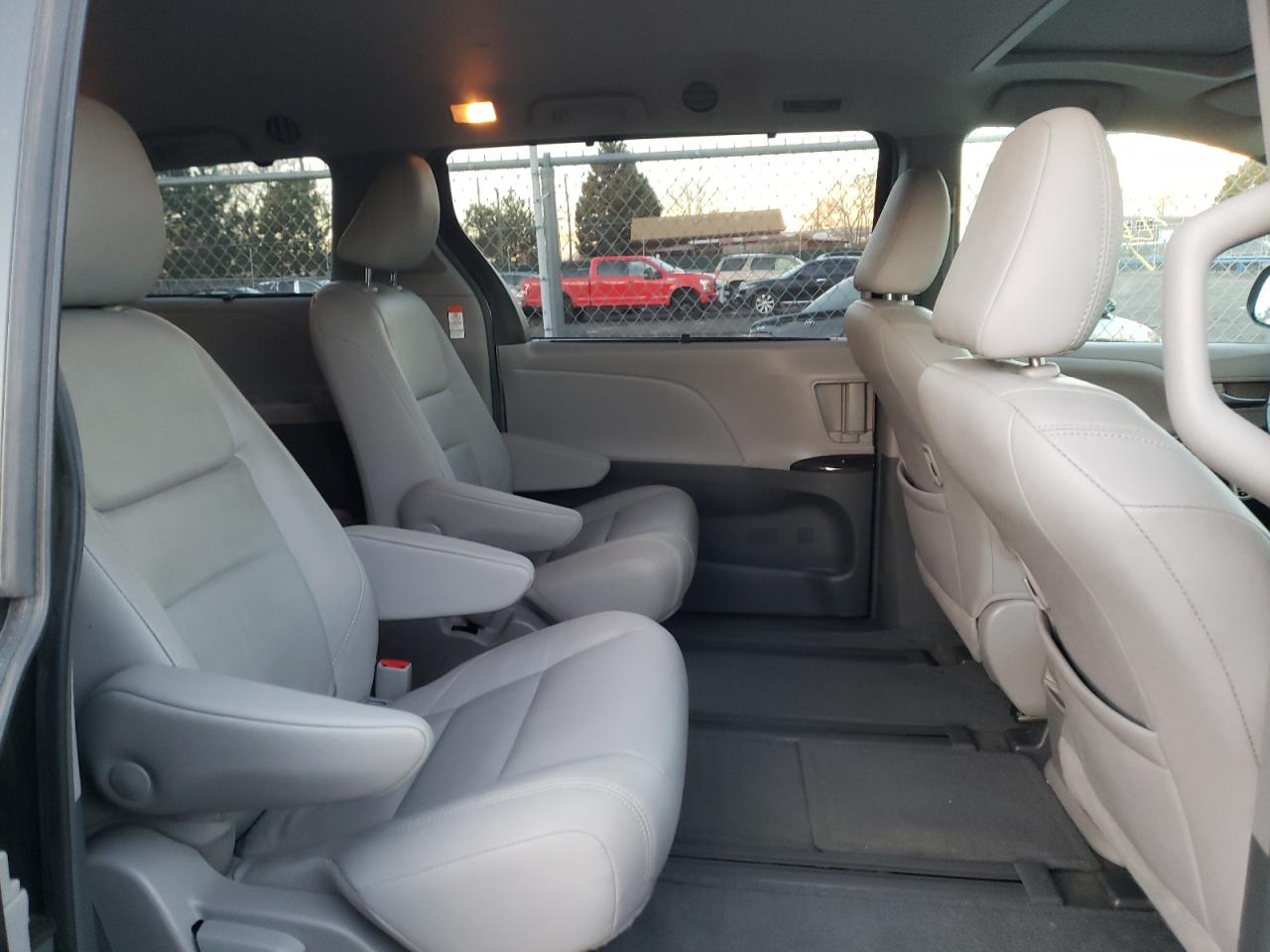 Photo 6 from auction – 2018 TOYOTA SIENNA XLE with VIN 5TDDZ3DC2JS188502