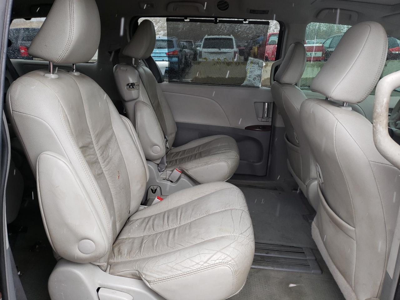Photo 6 from auction – 2011 TOYOTA SIENNA XLE with VIN 5TDYK3DC4BS155881
