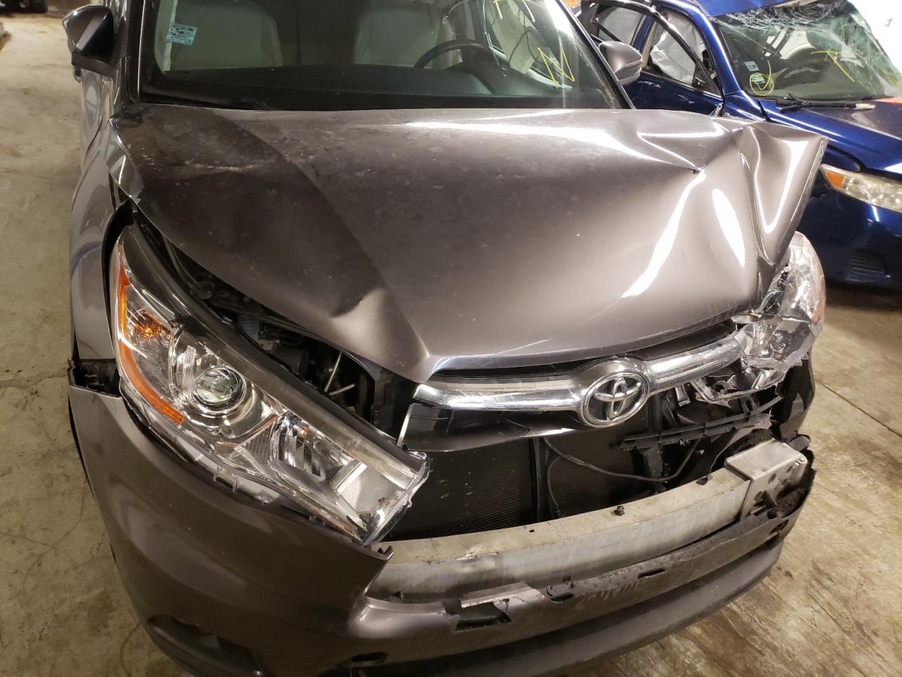Photo 9 from auction – 2015 TOYOTA HIGHLANDER with VIN 5TDBKRFH0FS128247