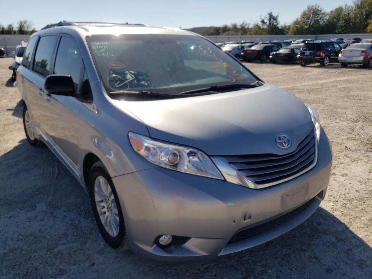 TOYOTA SIENNA XLE 2015 with VIN 5TDYK3DC2FS658556 - Photo from auction