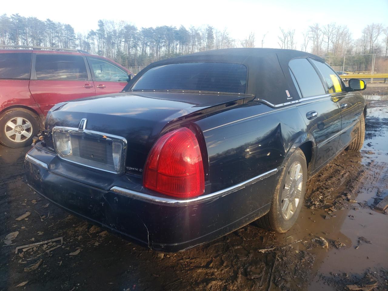 Photo 4 from auction – 2004 LINCOLN TOWN CAR U with VIN 1LNHM83W34Y609978