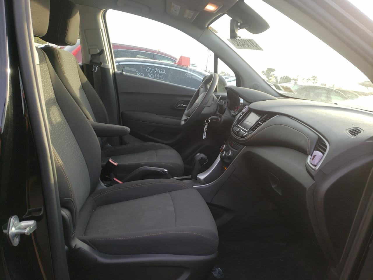 Photo 5 from auction – 2020 CHEVROLET TRAX LS with VIN 3GNCJKSB0LL137118