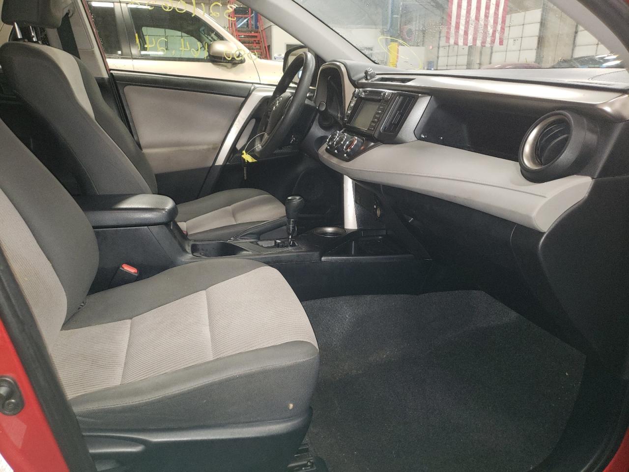 Photo 5 from auction – 2015 TOYOTA RAV4 LE with VIN JTMBFREV2FJ047727