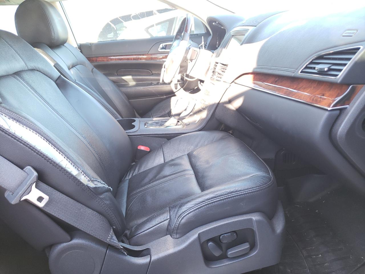 Photo 5 from auction – 2019 LINCOLN MKT with VIN 2LMHJ5AT3KBL03359