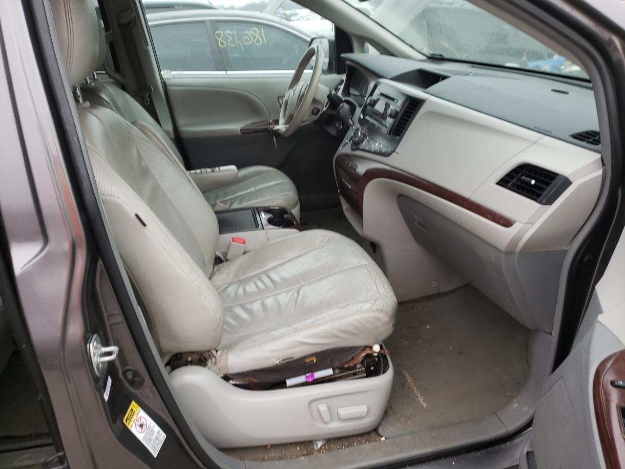 Photo 5 from auction – 2014 TOYOTA SIENNA XLE with VIN 5TDYK3DC5ES447379