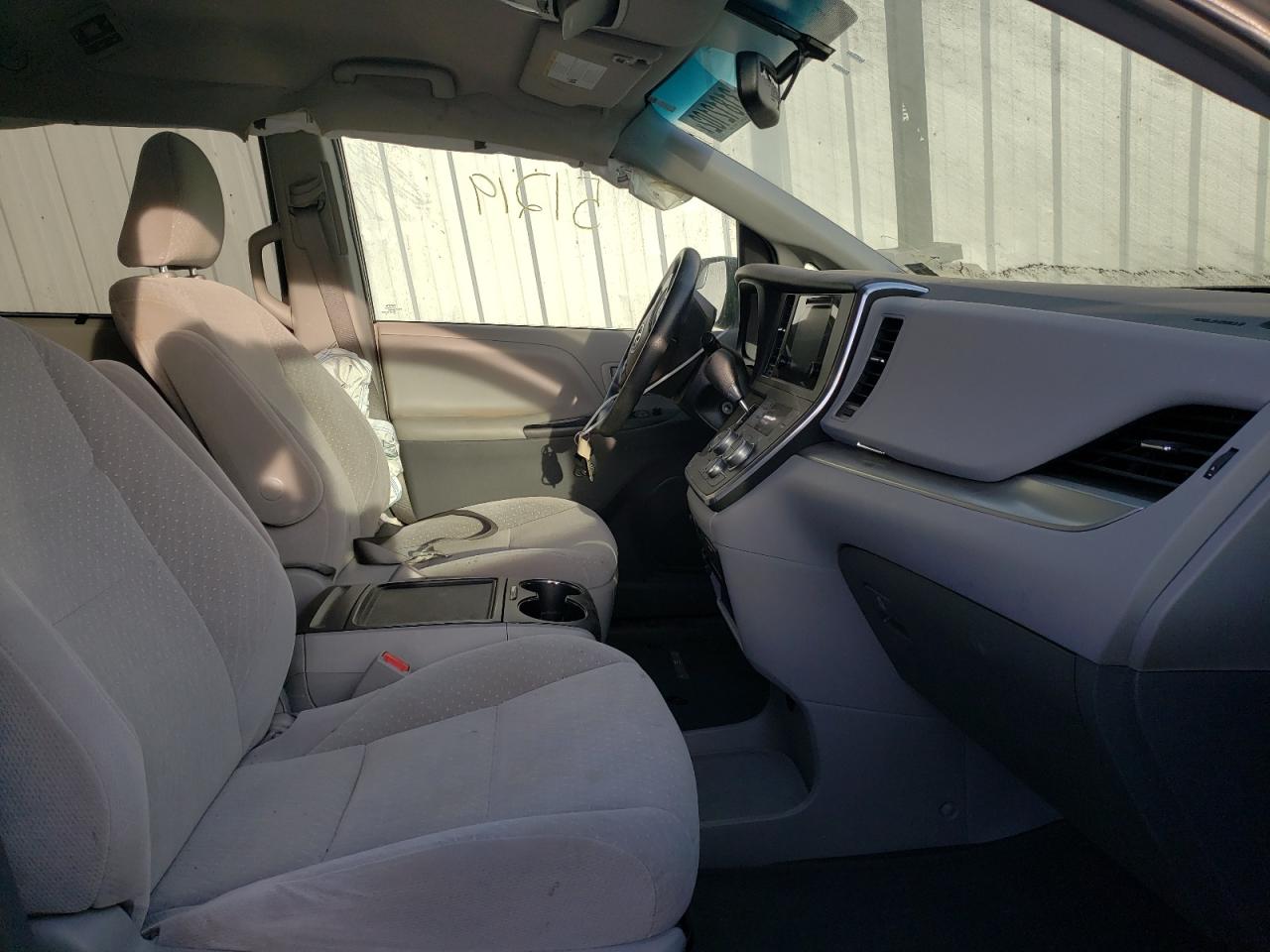 Photo 5 from auction – 2017 TOYOTA SIENNA LE with VIN 5TDKZ3DC8HS787518