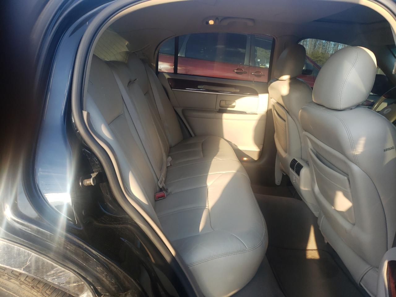Photo 6 from auction – 2004 LINCOLN TOWN CAR U with VIN 1LNHM83W34Y609978