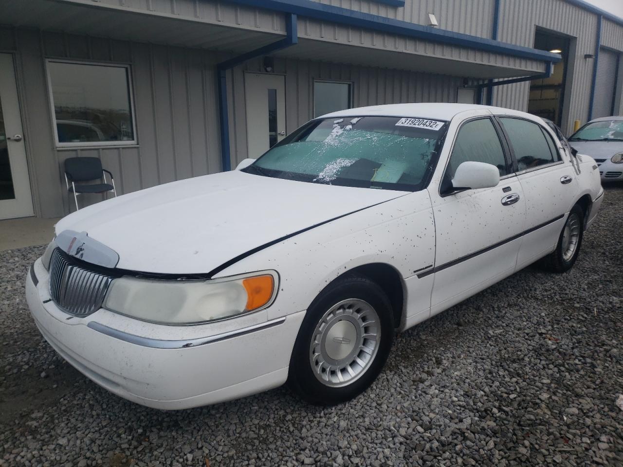 Photo 2 from auction – 2000 LINCOLN TOWN CAR E with VIN 1LNHM81W5YY837862
