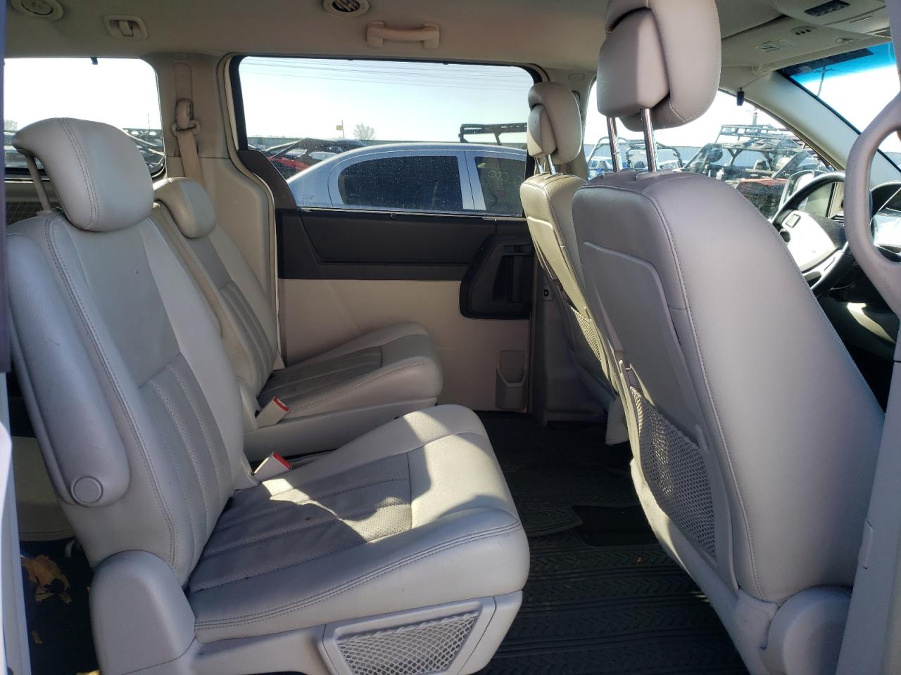 Photo 6 from auction – 2010 CHRYSLER TOWN & COU with VIN 2A4RR8DX5AR376620