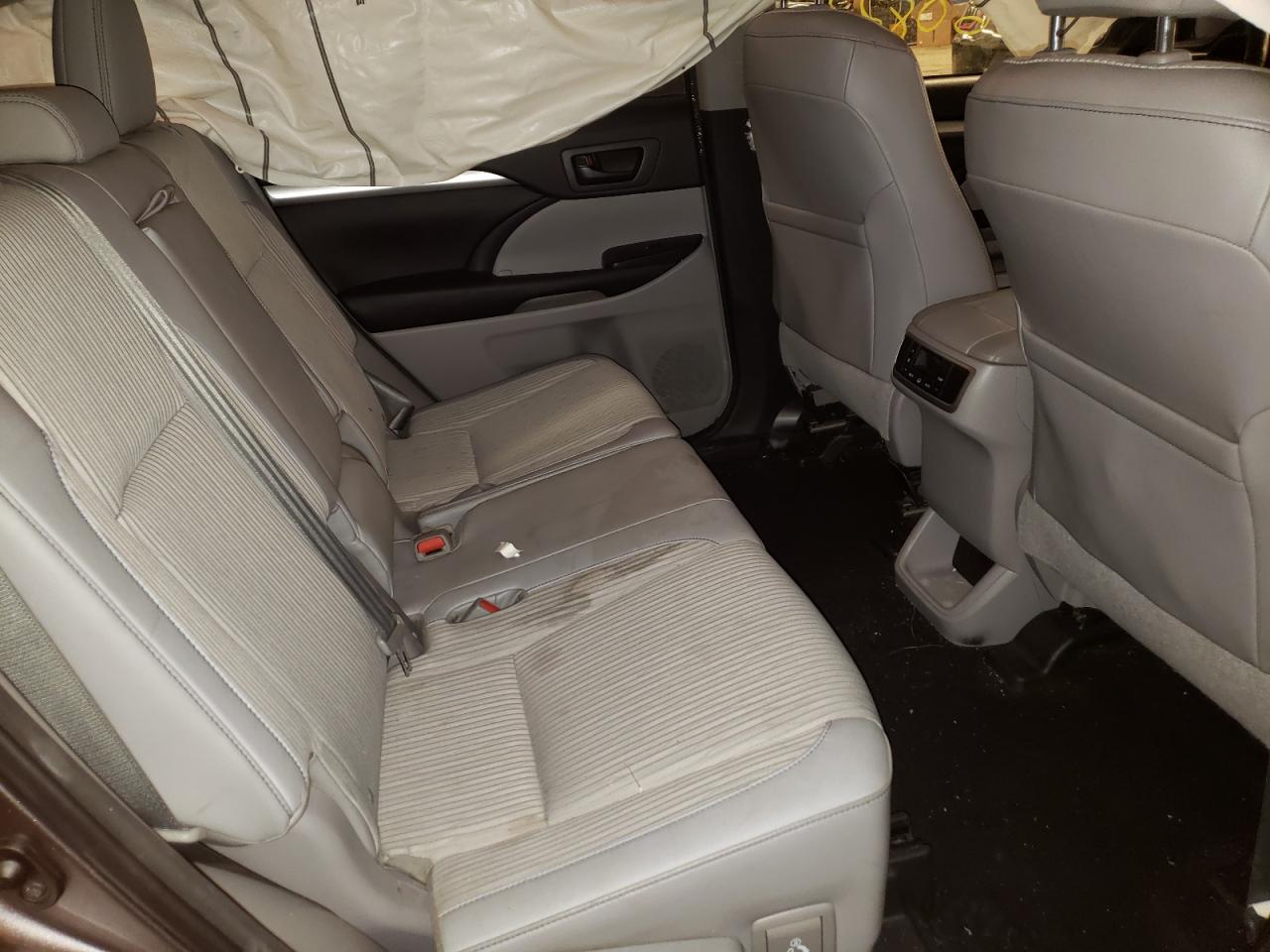 Photo 6 from auction – 2015 TOYOTA HIGHLANDER with VIN 5TDBKRFH0FS128247